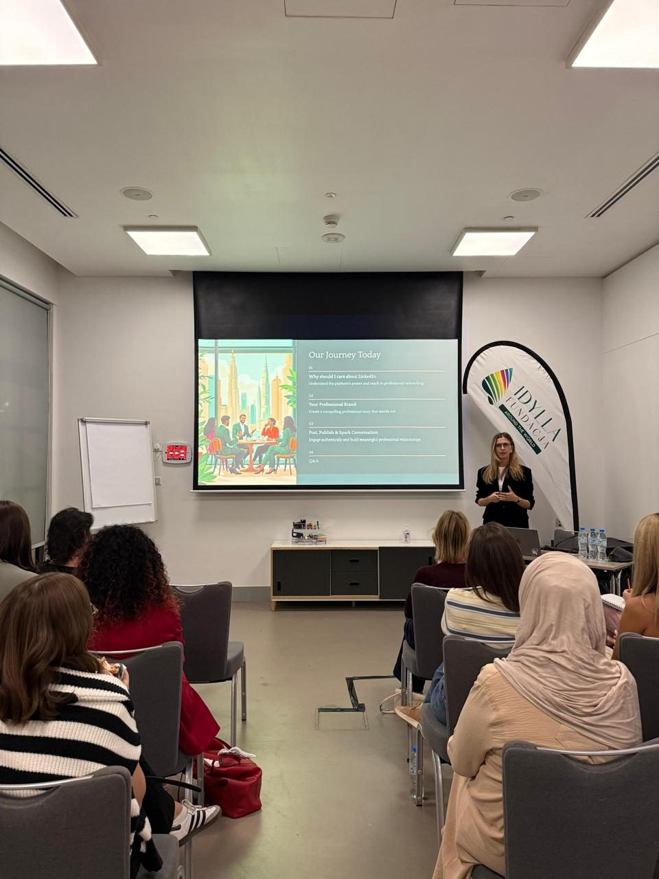 Alicja Szaraniec presenting a LinkedIn personal branding workshop for Fundacja IDYLLA